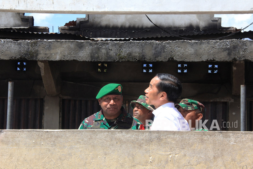 Presiden Joko Widodo (kedua kanan) didampingi Pangdam XVII/Cendrawasih Mayjen TNI Herman Asaribab (kiri). (Antara/Anyong )
