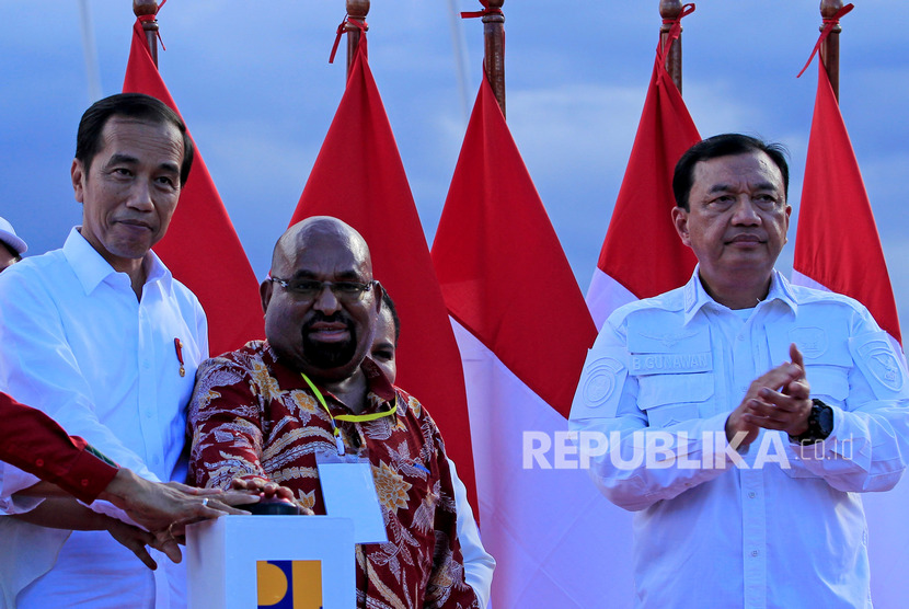 Gubernur Papua Lukas Enembe (tengah) diapit Presiden Joko Widodo dan Kepala BIN Jenderal (Purn) Budi Gunawan saat peresmian Jembatan Holtekamp di Kota Jayapura, Papua, Senin (28/10/2019).