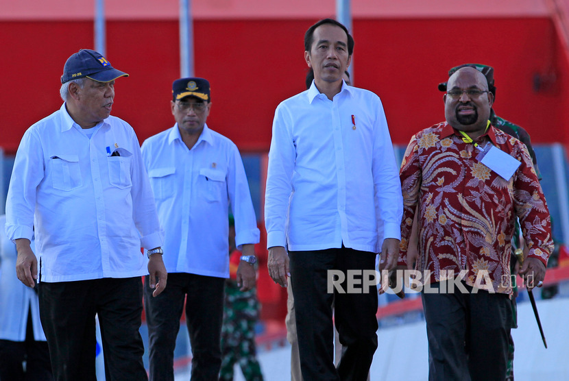 Presiden Joko Widodo (kedua kanan) didampingi Menteri PUPR Basuki Hadimuljono (kiri), Menteri Perhubungan Budi Karya Sumadi (kedua kiri) dan Gubernur Papua Lukas Enembe (kanan) meresmikan Jembatan Holtekamp di Kota Jayapura, Papua, Senin (28/10/2019).