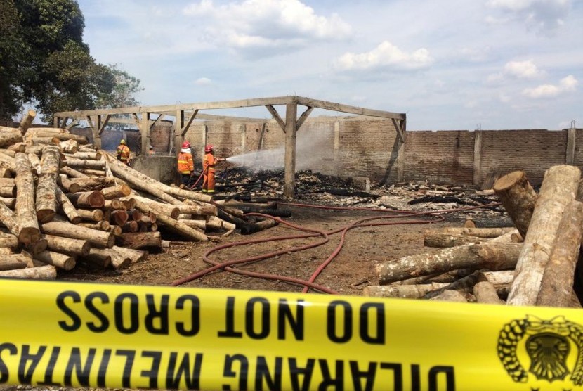 Kebakaran melanda sebuah pabrik kayu di Kelurahan Kersanagara, Kecamatan Cibereum, Kota Tasikmalaya, Senin (28/10) siang. 