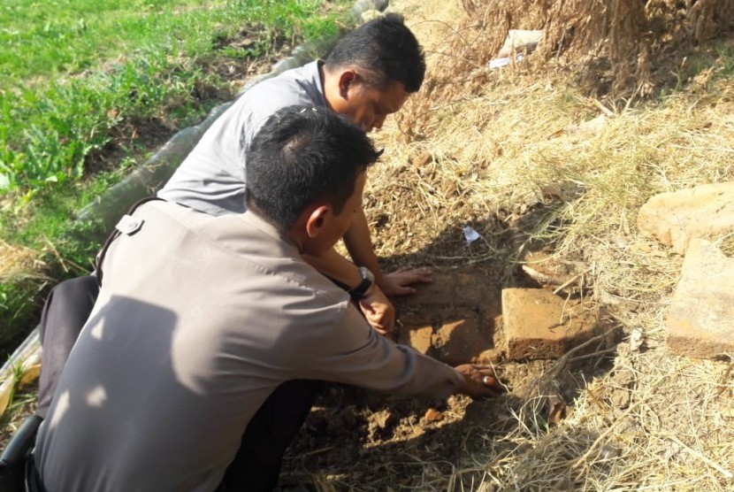 Susunan bata merah yang diduga struktur bangunan kuno ditemukan di Blok Dingkel, Desa Sambimaya, Kecamatan Junyinyuat, Kabupaten Indramayu. Ciri-ciri bata merah itu sama seperti yang ditemukan di Trowulan dan sejumlah candi lainnya. Foto diambil Senin (28/10).