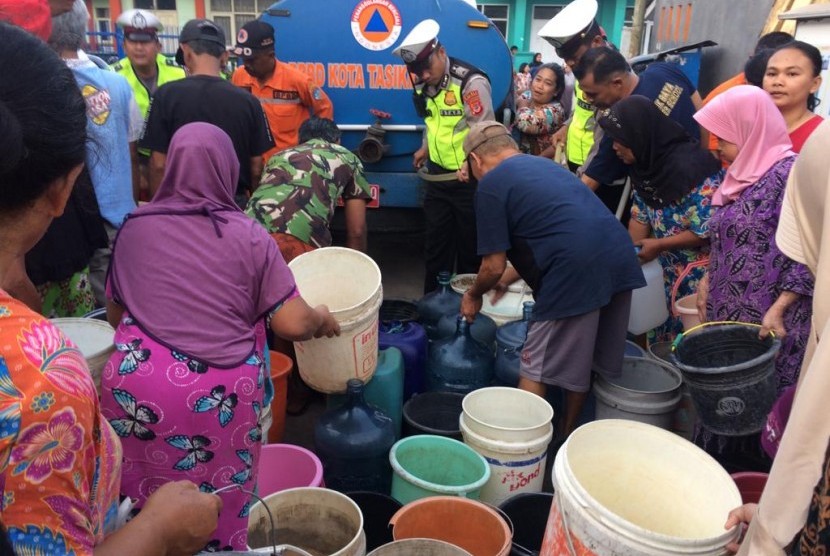 Warga Kelurahan Sukamaju Kaler, Kecamatan Indihiang, Kota Tasikmalaya, mengantre pembangian air bersih, Senin (28/10)