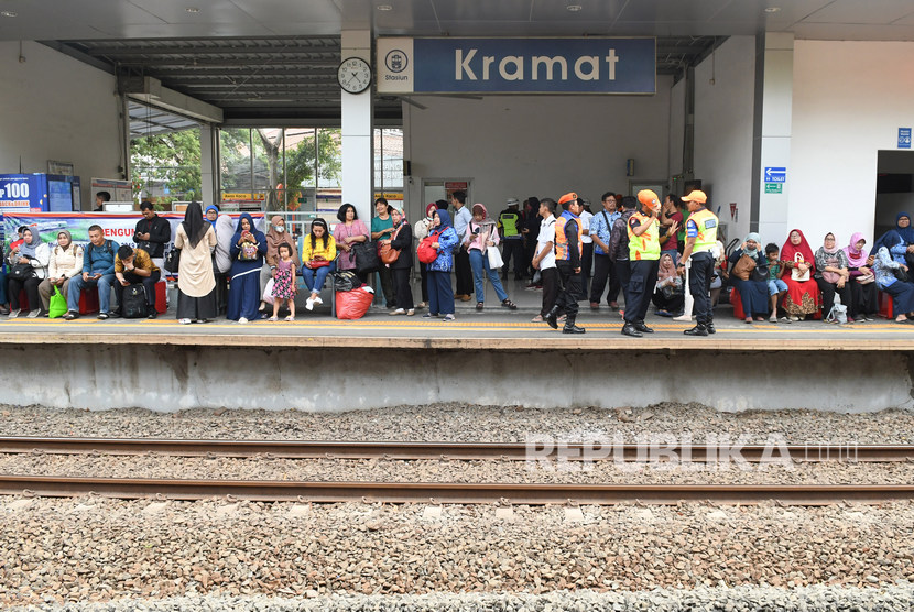 Calon penumpang menunggu kereta di Stasiun Kramat, Jakarta, Senin (28/10/2019). 