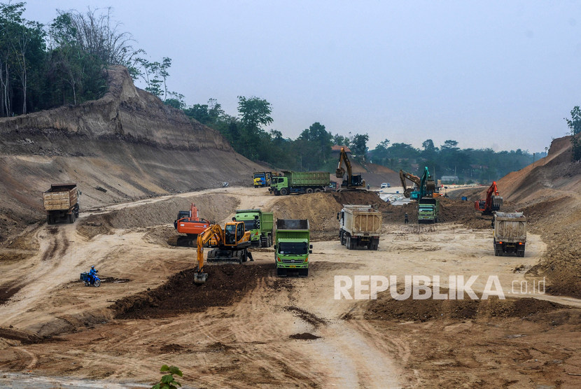 Pekerja beraktivitas di lokasi proyek pembangunan Jalan Tol Serang-Panimbang di Desa Cibadak, Lebak, Banten, Senin (28/10/2019).