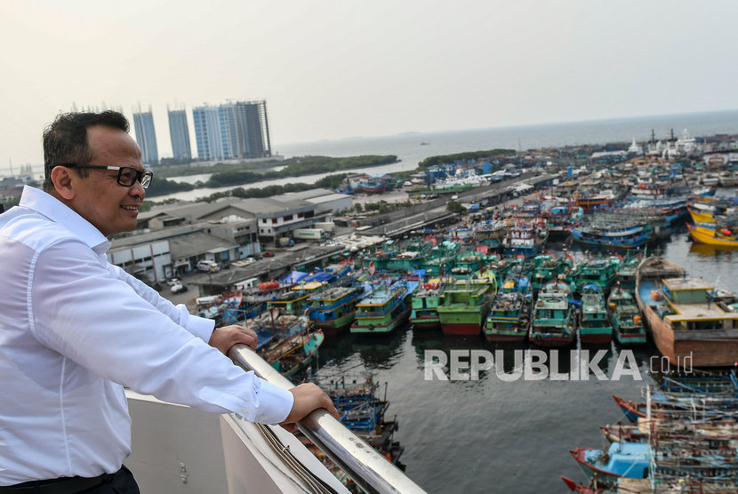 Menteri Kelautan dan Perikanan (KKP) Edhy Prabowo mengamati suasana Pelabuhan Perikanan Samudera Nizam Zachman, Muara Baru, Jakarta, Senin (28/10/2019).