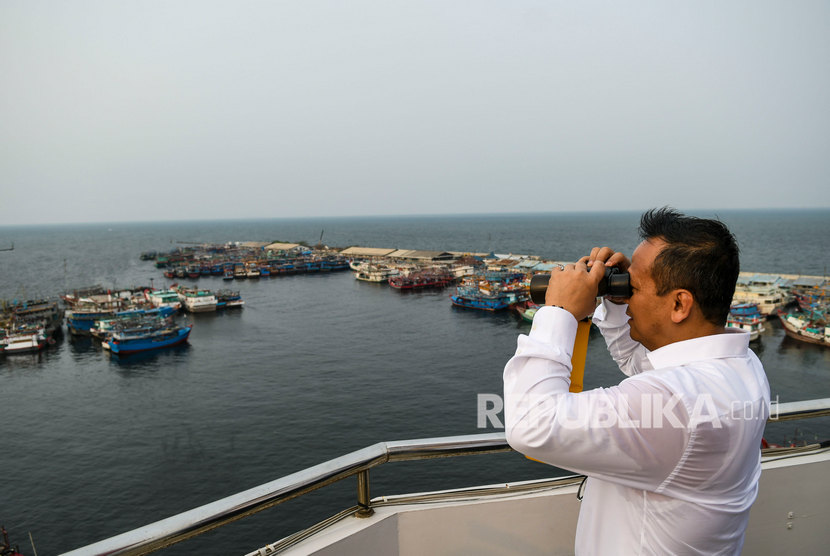 Menteri Kelautan dan Perikanan (KKP) Edhy Prabowo mengamati suasana Pelabuhan Perikanan Samudera Nizam Zachman, Muara Baru, Jakarta, Senin (28/10/2019).