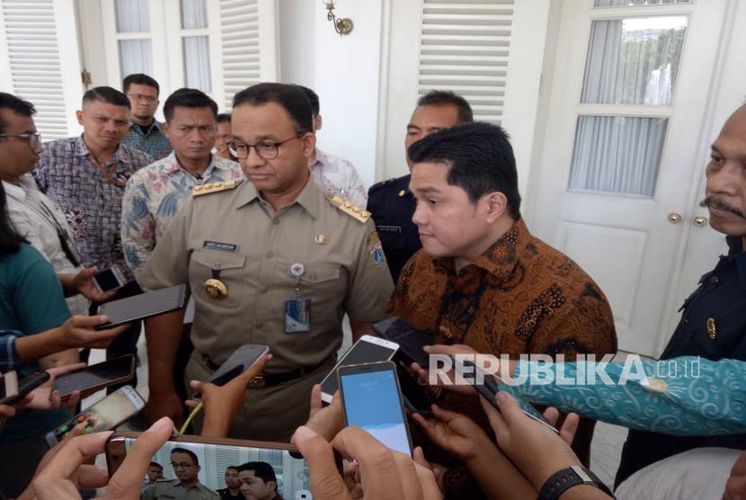 Menteri BUMN Erick Thohir (kanan) bertemu Gubernur DKI Jakarta Anies Baswedan (kiri) di Balai Kota Jakarta, Selasa (29/10).
