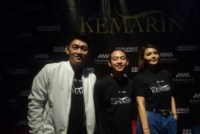 Kru dan Pemain film 'Kemarin' saat peluncuran teaser dan poster film di Jakarta Selatan, Selasa (29/10).  Film ' Kemarin' adalah film dokumenter yang berkisah tentang kehidupan band Seventeen.