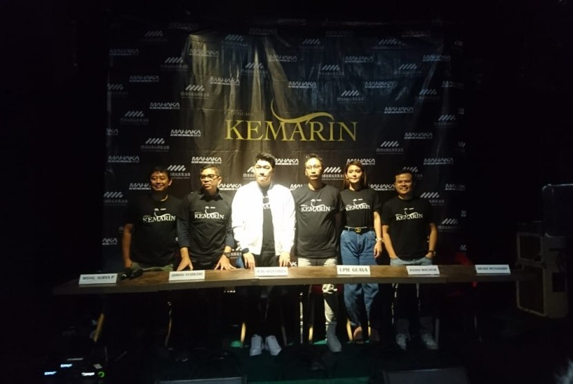 Ifan Seventeen (tengah) bersama kru dan pemain dokudrama 'Kemarin' saat peluncuran teaser dan poster film di Jakarta Selatan, Selasa (29/10).