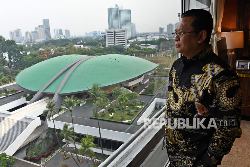 Ketua Majelis Permusyawaratan Rakyat (MPR) Bambang Soesatyo berpose dalam pemotretan usai wawancara khusus untuk Kantor Berita Antara di kompleks Parlemen, Jakarta, Selasa (29/10/2019).