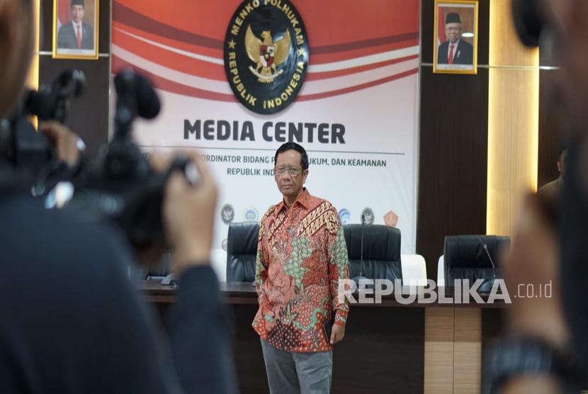 Menteri Koordinator Bidang Politik, Hukum, dan Keamanan, Mahfud MD, di Media Center Kemenko Polhukam, Jakarta Pusat, Selasa (29/10).