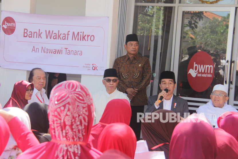Presiden Joko Widodo meresmikan Bank Wakaf Mikro. Bank Wakaf Mikro (BWM) berkomitmen menumbuhkan ekonomi masyarakat marginal di pelosok