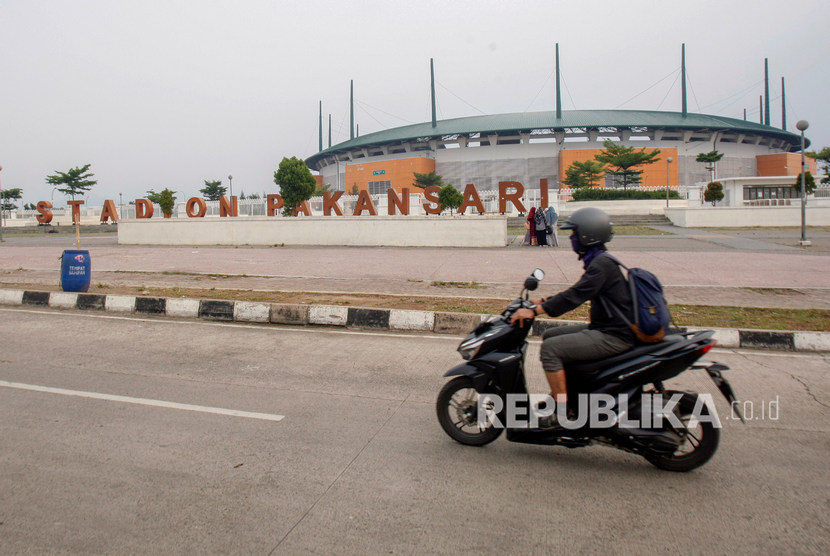 Pengendara sepeda motor melintas di depan Stadion Pakansari, Kecamatan Cibinong, Kabupaten Bogor, Jawa Barat, Selasa (29/10/2019). 
