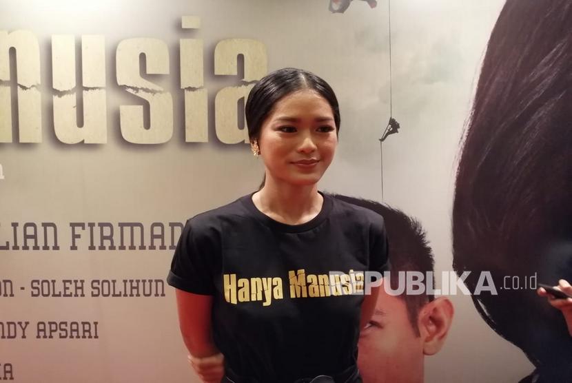 Aktris Prisia Nasution berperan sebagai polisi bernama Annisa dalam film 'Hanya Manusia'. 