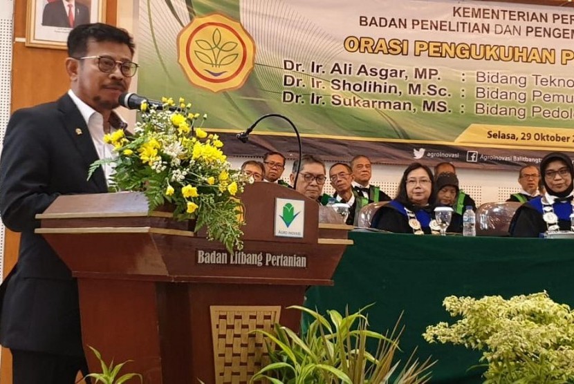 Menteri Pertanian Syahrul Yasin Limpo (Mentan SYL) mengukuhkan tiga Profesor Riset lingkungan Kementerian Pertanian (Kementan) yang ke 523, 524, 525 secara nasional dan ke 139, 140 dan 141 di Badan Penelitian dan Pengembangan (
