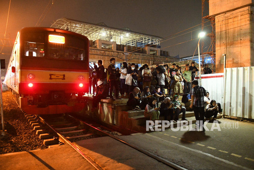 Sejumlah calon penumpang menunggu KRL di Stasiun Manggarai, Jakarta. (ilustrasi)