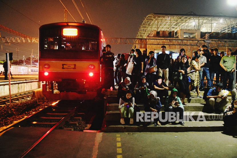 Sejumlah calon penumpang menunggu KRL di Stasiun Manggarai, Jakarta
