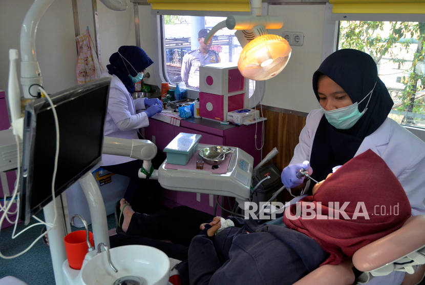 Layanan kesehatan gratis di Rail Clinic (Ilustrasi). Rail Clinic menyediakan pemeriksaan untuk poli umum, gigi, mata dan laboratorium. Kereta itu akan beroperasi di lintasan antara Stasiun Pesing, Taman Kota, Rawa Buaya, dan Bojong Indah, Jakarta Barat.