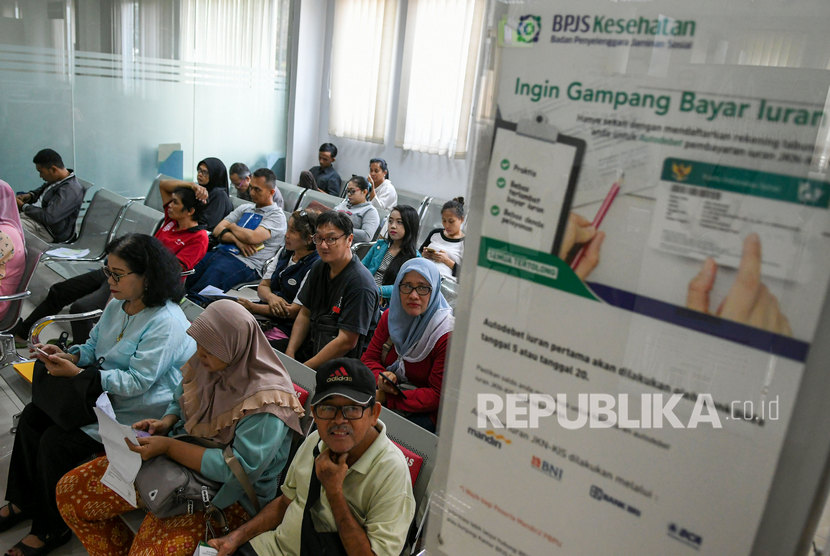 Warga menunggu antrean pelayanan di kantor Badan Penyelenggara Jaminan Sosial (BPJS) Kesehatan Jakarta Timur, di Jakarta, Rabu (30/10/2019). 