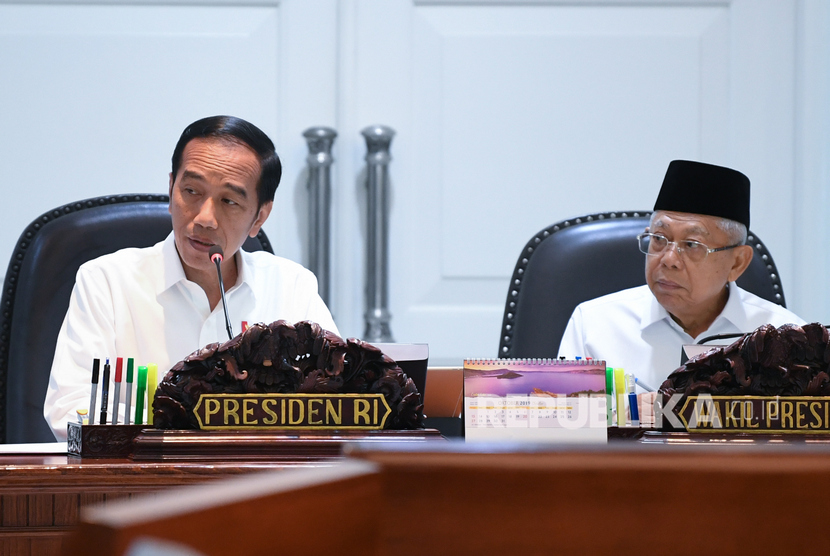 Presiden Joko Widodo (kiri) didampingi Wakil Presiden Ma'ruf Amin (kanan) memimpin rapat kabinet terbatas di Kantor Presiden, Jakarta, Rabu (20/10/2019). 