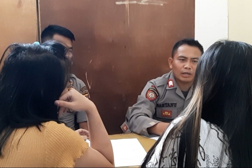Polisi memeriksa muda-mudi yang diduga terlibat bisnis prostitusi daring di Polres Tasikmalaya Kota, Rabu (30/10). 