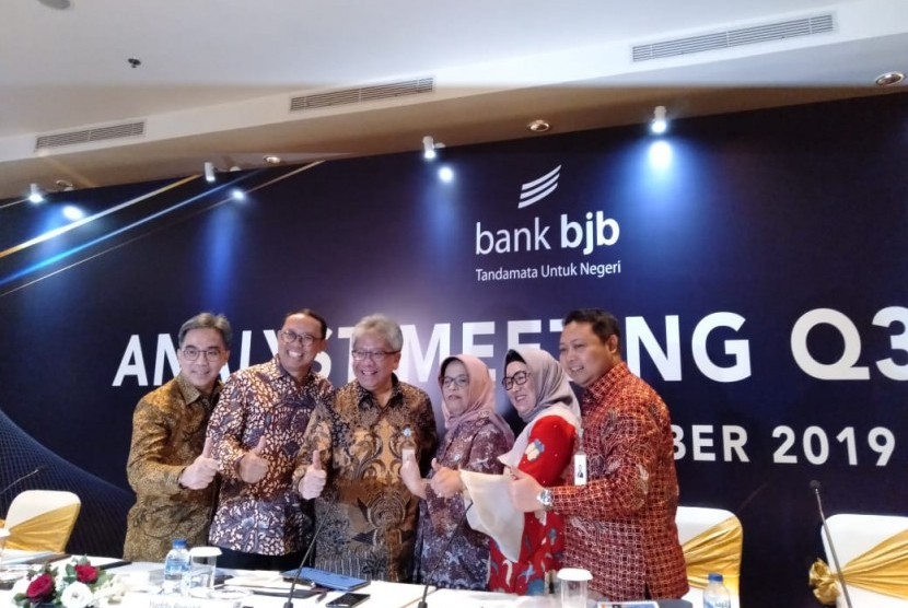 Direktur Utama Bank Pembangunan Daerah Jawa Barat dan Banten (BJB) Yuddy Renaldi bersama direksi lainnya usai mengadakan analys meeting kuartal tiga 2019 di Hotel Ritz Carlton Pasific Place, Jakarta, Rabu (30/10)