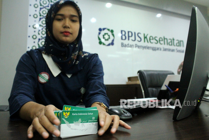 Petugas menata sejumlah kartu peserta BPJS Kesehatan di kantor pelayanan BPJS Kesehatan Kota Bekasi, Jawa Barat.