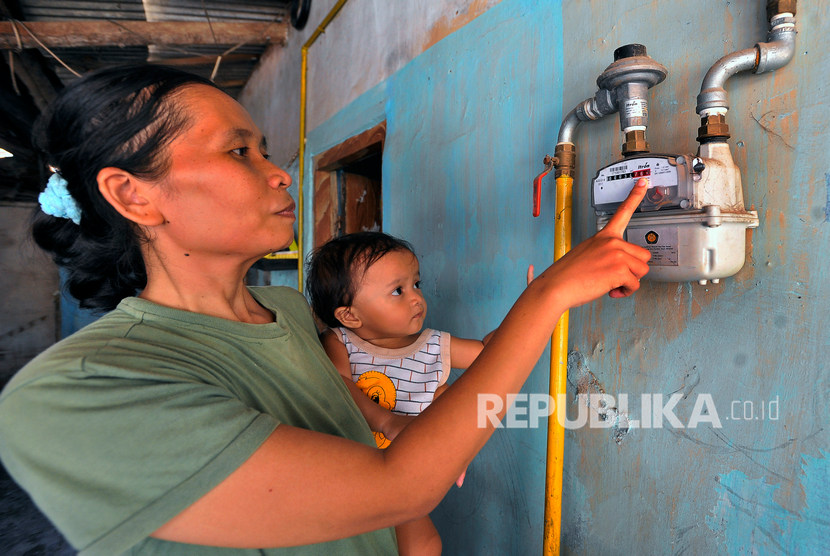 Ibu rumah tangga memperhatikan meter ukur sambungan gas PT PGN (Perusahaan Gas Negara) saat uji coba Sambungan Gas Rumah Tangga di Kampung Toyomerto, Serang, Banten, Rabu (30/10/2019). 