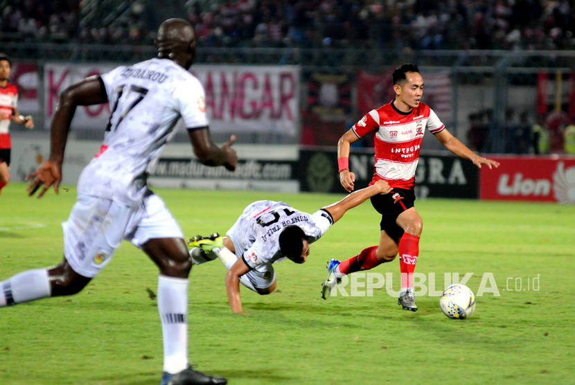 Pesepak bola Madura United (MU) Slamet Nurcahyo (kanan).