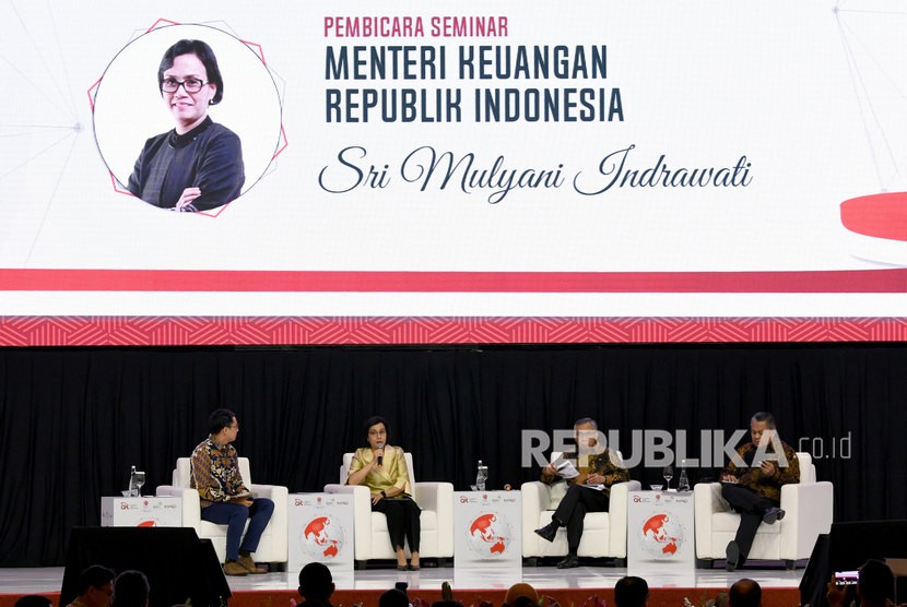 Menteri Keuangan Sri Mulyani Indrawati (kedua kiri) bersama Gubernur Bank Indonesia Perry Warjiyo (kanan), Ketua Dewan Komisioner Otoritas Jasa Keuangan (OJK), Wimboh Santoso (kedua kanan) dan Moderator Ade Mulya (kiri) dalam seminar disela-sela CEO Networking 2019 di Jakarta, Kamis (31/10/2019). 