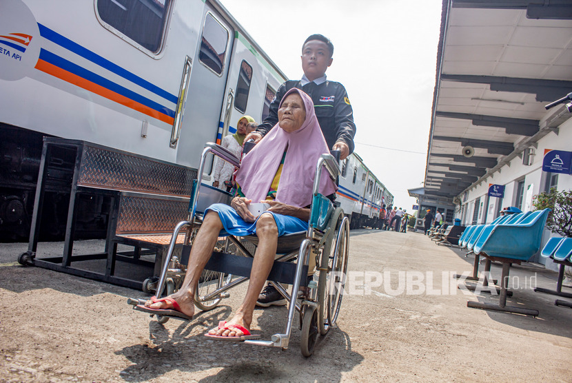 Petugas membawa warga menggunakan kursi roda untuk menjalani pemeriksaan kesehatan gratis di dalam kereta kesehatan (Rail Clinic) PT Kereta Api Indonesia (KAI) Daerah Operasi I Jakarta di Stasiun Karawang, Karawang, Jawa Barat, Kamis (31/10). 
