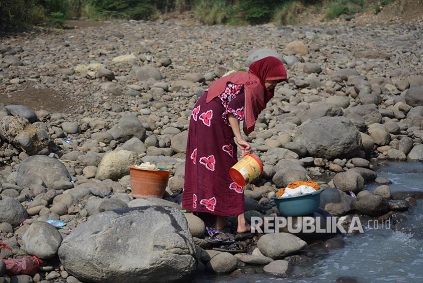 Warga memanfaatkan air dari dasar sungai Cipamingkis yang mengering selama kemarau