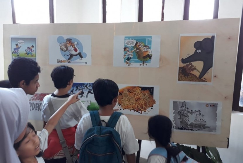 Sebanyak 80 karikatur antikorupsi dipamerkan di Balai Kota Malang, Jumat (31/10).