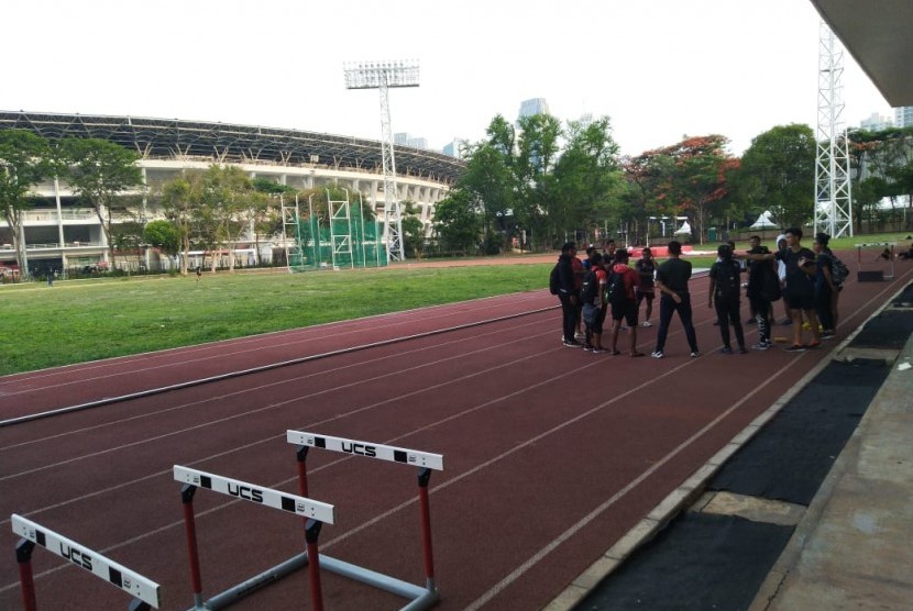 Suasana pemusatan latihan atletik Indonesia di Stadion Madya Gelora Bung Karno Jakarta, Kamis (31/10).