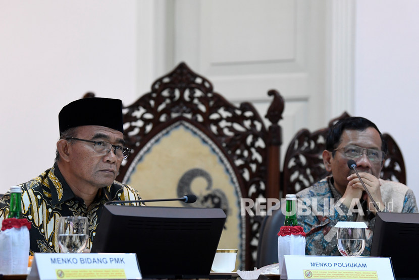 Menko PMK Muhadjir Effendy (kiri) dan Menko Polhukam Mahfud MD (kanan) mengikuti rapat terbatas tentang penyampaian program dan kegiatan bidang pembangunan manusia dan kebudayaan di Kantor Presiden, Jakarta, Kamis (31/10/2019). 