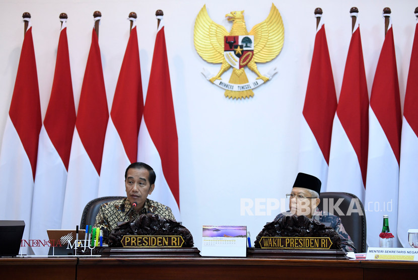 Jokowi-Ma'ruf Luncurkan Gerakan Nasional Wakaf Uang. Presiden Joko Widodo (kiri) didampingi Wakil Presiden Maruf Amin (kanan).