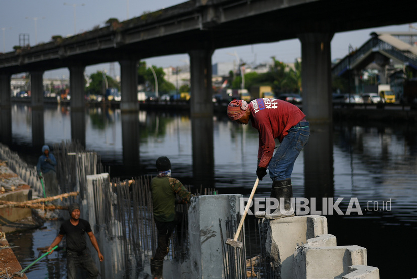 Pekerja menyelesaikan pembangunan turap Kali Ancol di Jakarta, Kamis (31/10/2019). Pemasangan turap tersebut untuk menguatkan tanggul serta mengantisipasi banjir saat musim hujan.