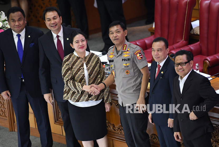 Calon Kapolri Komjen Idham Azis (ketiga kanan) menjabat tangan Ketua DPR Puan Maharani (ketiga kiri) didampingi Wakil Ketua DPR Rachmat Gobel (paling kiri), Aziz Syamsuddin (kedua kiri), Sufmi Dasco Ahmad (kedua kanan) dan Muhaimin Iskandar saat sidang paripurna di kompleks Parlemen, Jakarta, Kamis (31/10/2019).