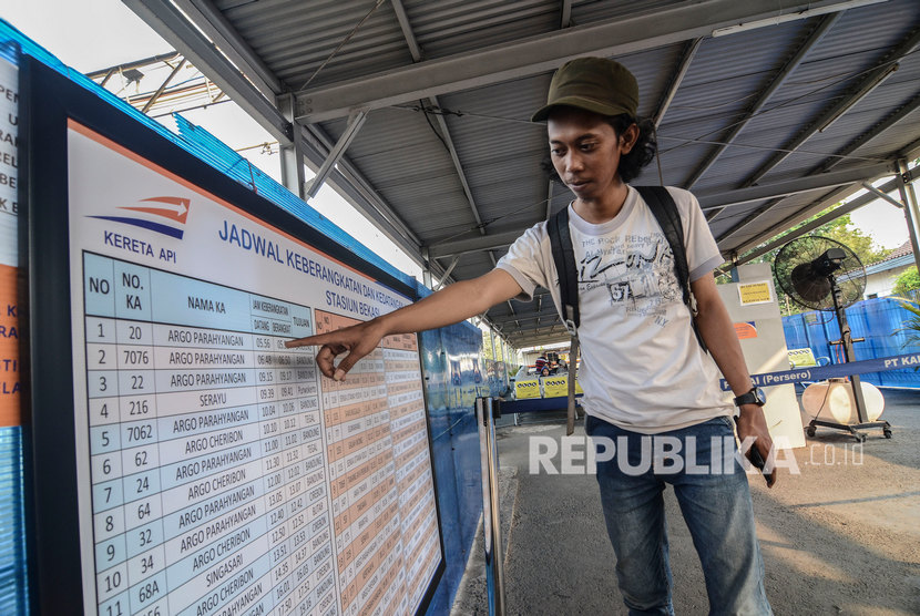 Penumpang menunjuk jadwal keberangkatan Kereta Api (KA) jarak Jauh di Stasiun Bekasi, Jawa Barat, Kamis (31/10/2019). 