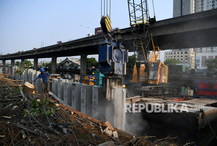 Pekerja menyelesaikan pembangunan turap Kali Ancol di Jakarta, Kamis (31/10/2019). Pemasangan turap tersebut untuk menguatkan tanggul serta mengantisipasi banjir saat musim hujan.