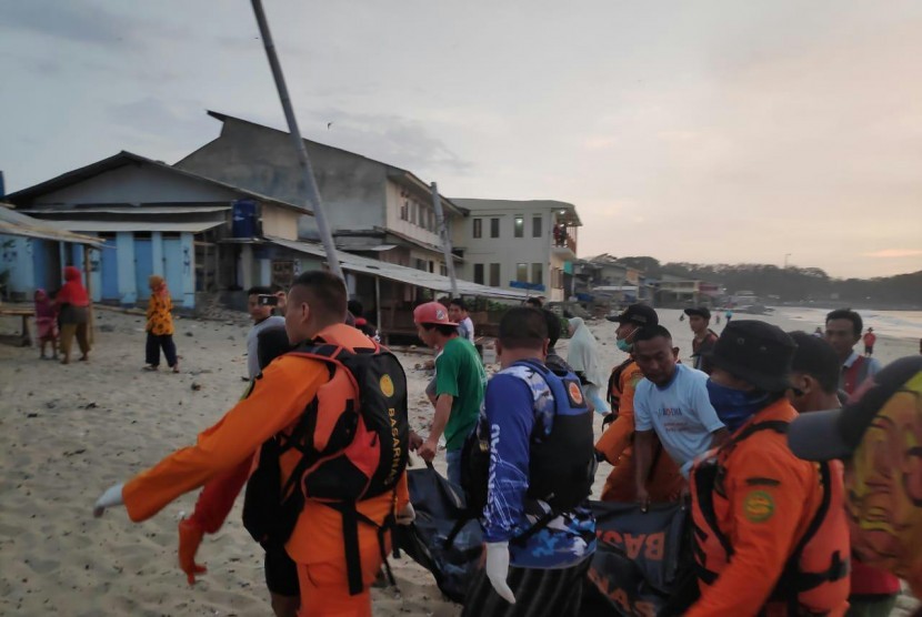 Proses evakuasi nelayan yang hilang di perairan Pantai Santolo Kabupaten Garut, Kamis (31/10). 