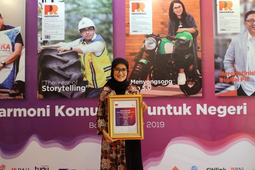 Bupati Lebak Iti Octavia Jayabaya saat memenangkan kategori Most Popular Leader in Social Media 2019 dalam ajang Jambore PR INDONESIA (Jampiro) 2019 di Prime Plaza Hotel Sanur, Provinsi Bali, Kamis (31/10).