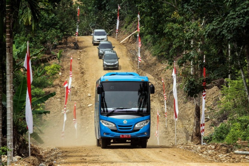 Sejumlah kenderaan roda empat milik pemerintah daerah melintasi jalan yang dibangun dengan program TNI Manunggal Masuk Desa (TMMD) di Aceh 