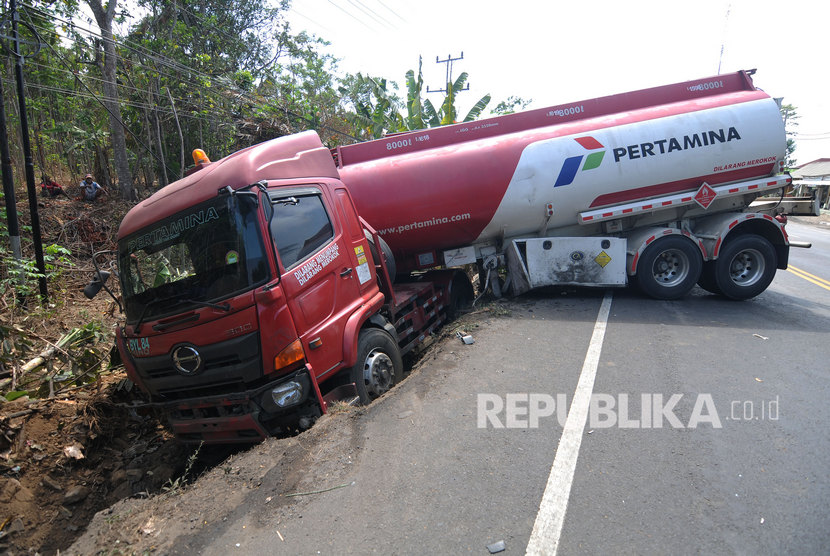 Ilustrasi truk tangki terguling. Foto: Warga melihat kondisi truk tangki milik PT. Pertamina yang mengalami kecelakaan di Jalan Semarang-Solo, Ampel, Boyolali, Jawa Tengah, Jumat (1/11/2019). 
