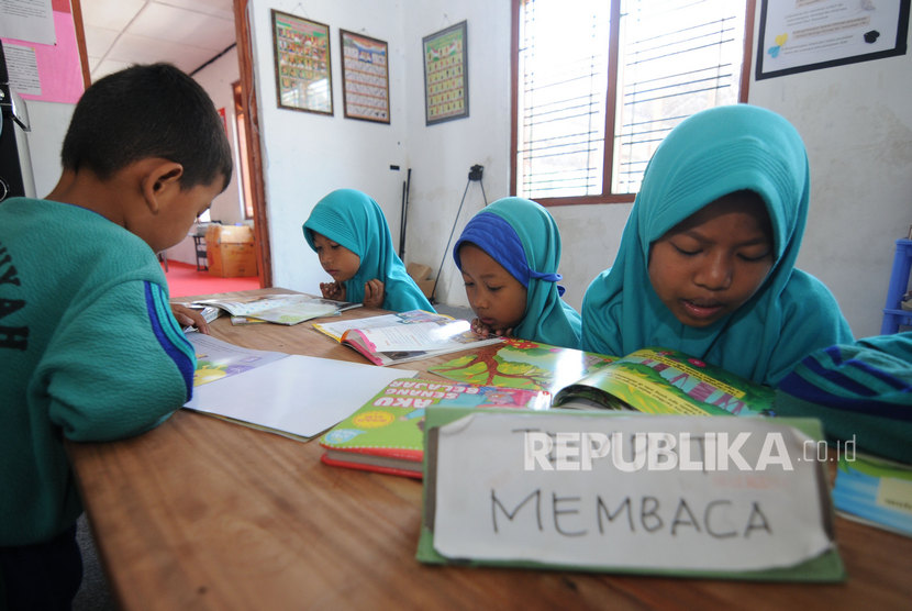 Orang Tua Diimbau Biasakan Anak Rutin Membaca. Sejumlah anak membaca buku di Perpustakaan Desa Banyuanyar, Ampel, Boyolali, Jawa Tengah. 