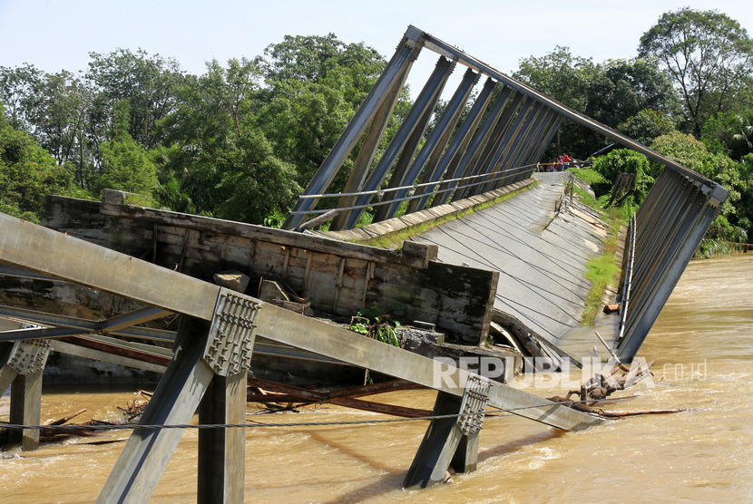 Ilustrasi jembatan ambruk. Hujan lebat selama tiga jam membuat jembatan Cijuray di Dusun Seming, Desa Baok, Kecamatan Ciwaru, Kabupaten Kuningan, ambruk, Sabtu (25/1) sekitar pukul 14.30 WIB. 