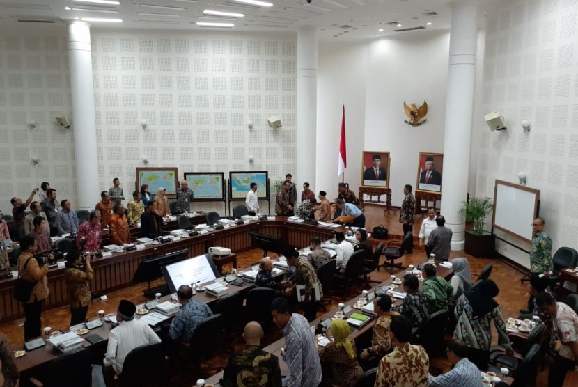 Wakil Presiden Maruf Amin memimpin rapat perdana penanggulanagan kemiskinan dan pencegahan stunting di Kantor Wakil Presiden, Jakarta, Jumat (1/11).