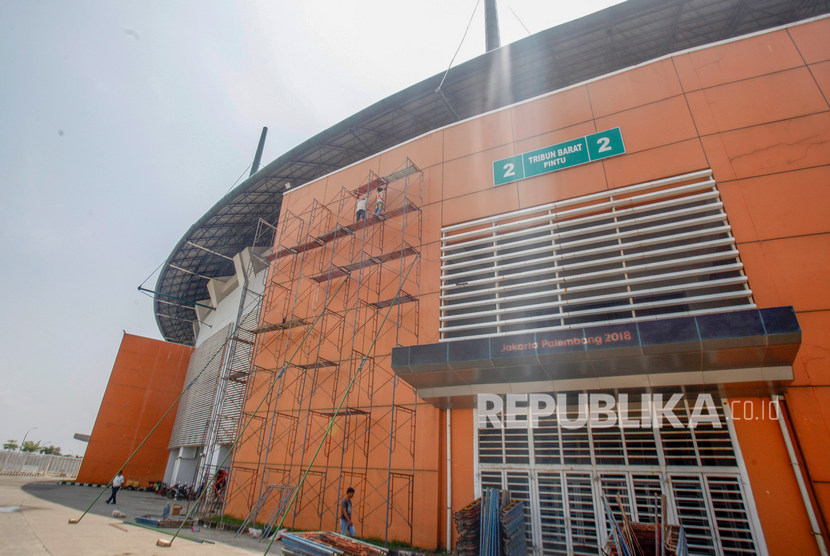 Pekerja melakukan perbaikan Stadion Pakansari, Cibinong, Bogor, Jawa Barat, Jumat (1/11/2019).