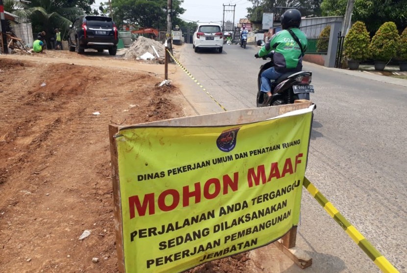 Pembangunan pelebaran Jembatan Ratu Jaya yang menghubungkan Jalan Kartini dan Jalan Citayam selain dikeluhkan pengguna jalan juga dipersoalkan warga. Akibat dari pembangunan jembatan tersebut menimbulkan kemacetan parah para jam-jam sibuk, pagi dan sore hari di dua arah, dari Jalan Kartini menuju Jalan Citayam dan sebaliknya. 