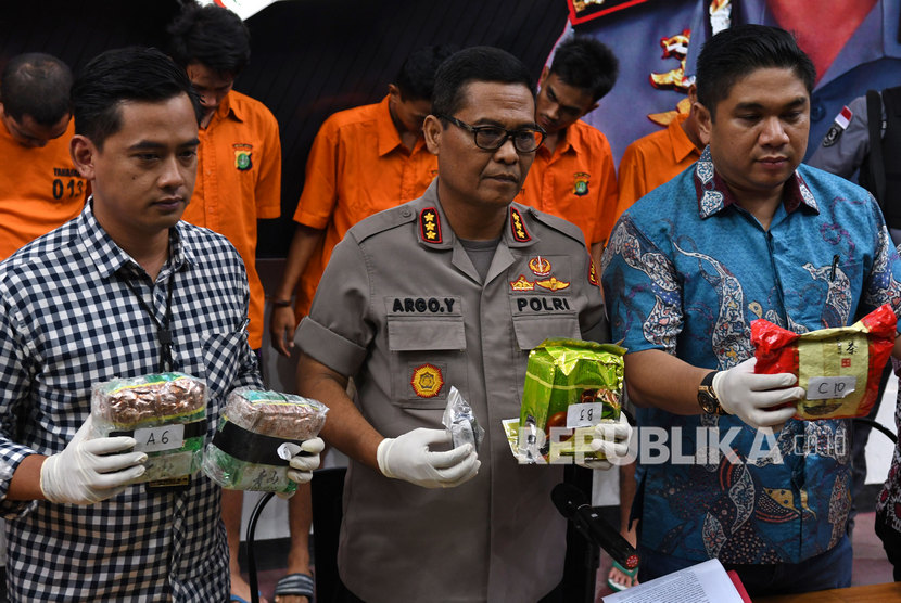 Kabid Humas Polda Metro Jaya Kombes Pol Argo Yuwono (tengah) didampingi Kasubdit III Direktorat Reserse Narkoba Polda Metro Jaya AKBP Iqbal Simatupang (kanan) menunjukkan barang bukti saat ungkap kasus penyelundupan sabu, di Polda Metro Jaya, Jakarta, Jumat (1/11/2019).